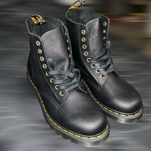 NEW Dr. Martens AirWair